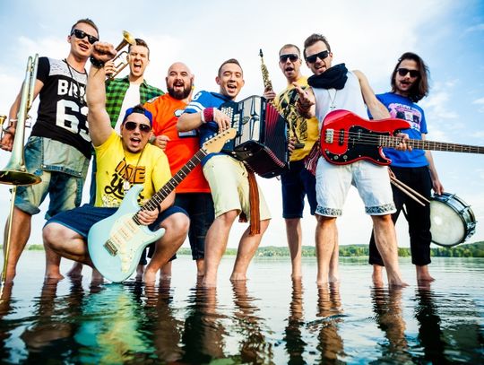 Enej, Cezary Pazura  i Kabaret pod Wyrwigroszem