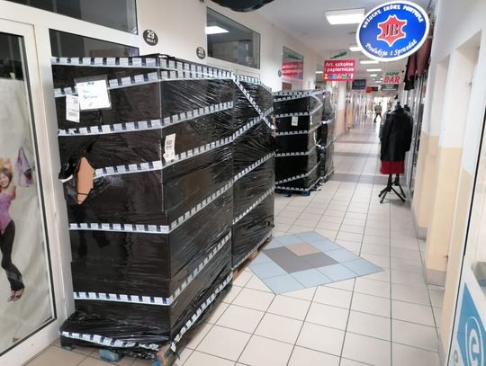 Europalety z „nieznanym” towarem utrudniają handel w jednej z hal na Manhattanie