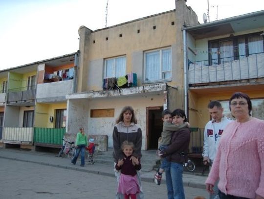 Ewakuacja 80 osób z zagrożonego budynku socjalnego