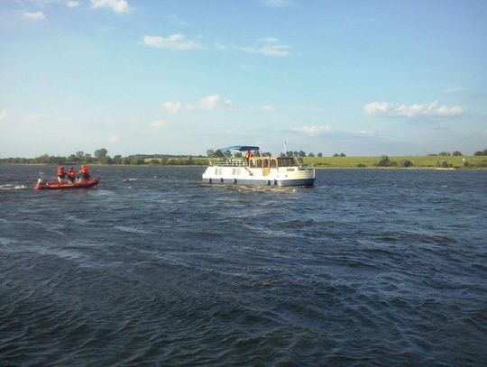 Ewakuowali załogę statku z obcokrajowcami. Niski stan wody znów problemem na Wiśle