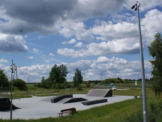 Ewolucje na deskorolce pod okiem czterech kamer