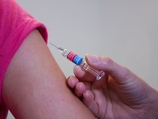 Farmaceuci alarmują: „brakuje szczepionek przeciwko grypie, a mamy pandemię” 