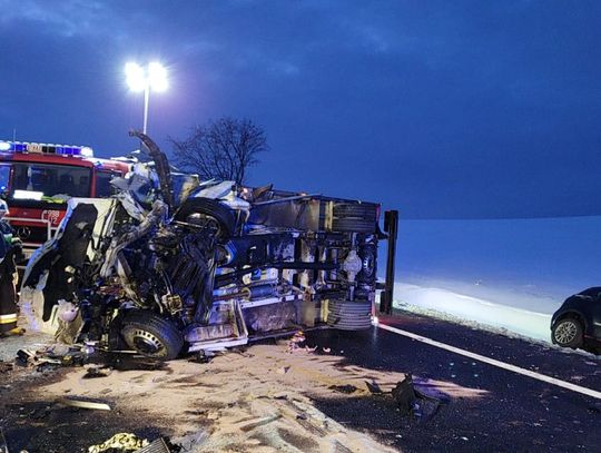 Fatalna kraksa 4 samochodów osobowych na jedynce. Dwie osoby nie żyją. 8 osób podróżowało w pojazdach...