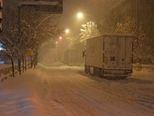 Fatalne warunki na drogach. Auta utknęły przez zamiecie śnieżne. Wypadek na A1