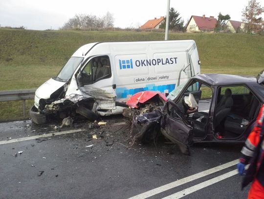 Fatalne zderzenie na "jedynce". Trzy osoby ranne 