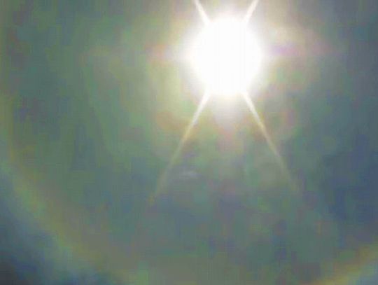Fatima zadziwia: słońce otoczone piękną aureolą w kolorach tęczy. Znak błogosławionego?