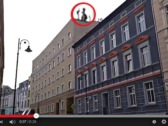 [FILM] Grozi, że skoczy z dachu i się zabije