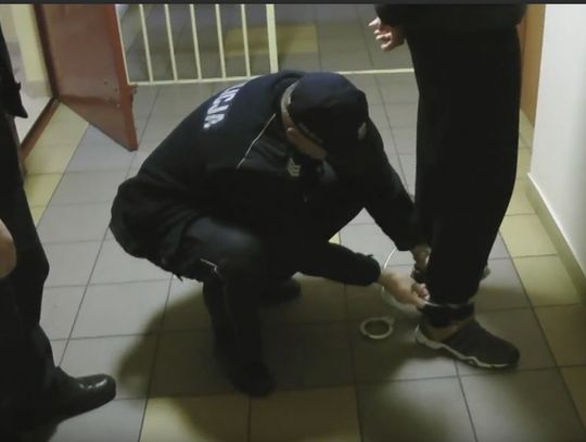 FILM: Groził nożem kobiecie w salonie gier! 