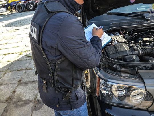 [FILM] Policjanci rozbili grupę przestępczą legalizującą kradzione samochody