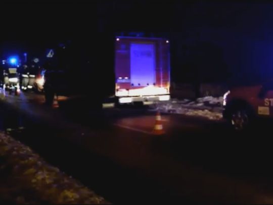 FILM: Potrącenie pieszej w Pinczynie. Kobieta przechodziła przez przejście dla pieszych z dwójką dzieci