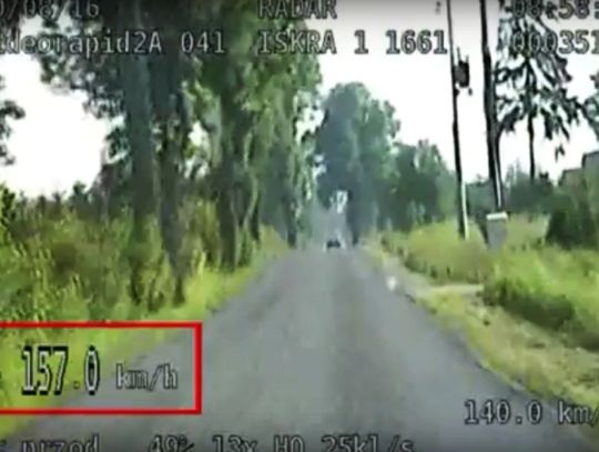 FILM: Prawie 160km/h w terenie zabudowanym. Nietrzeźwy kierowca stanie przed sądem