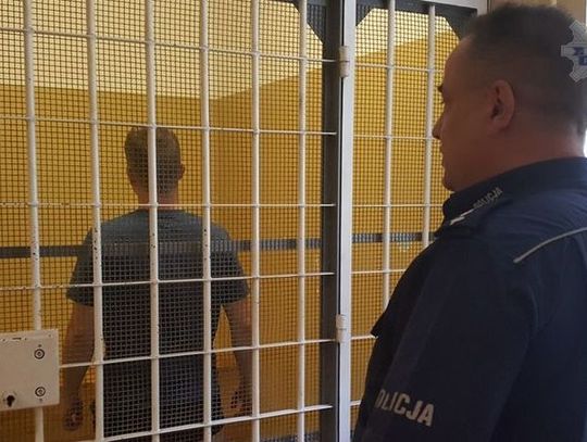 Finał wieczoru kawalerskiego na dachu - powyrywane kominy wentylacyjne