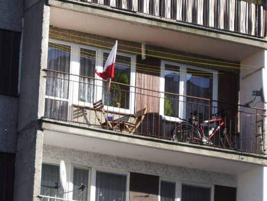 Flaga na balkonie - symbolicznie...