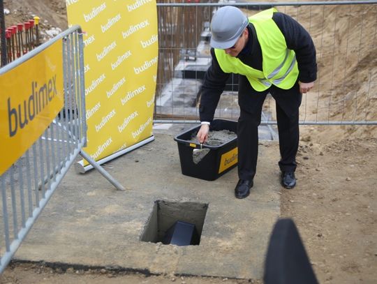 Flex już buduje nową halę produkcyjną. Wmurowano kamień węgielny