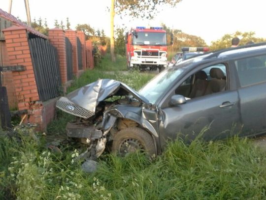 Fordem w ogrodzenie prywatnej posesji. Jednak osoba ranna