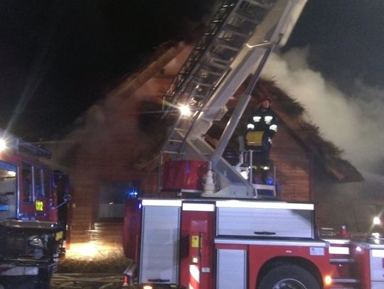 FOTO: 64 strażaków, 14 zastępów straży i pół miliona strat. To bilans wczorajszego pożaru