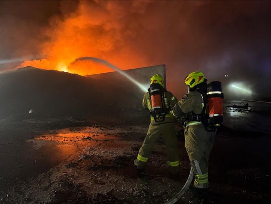 [FOTO] Druga doba walki z ogniem w Rożentalu. Ogromny pożar w zakładzie utylizującej opony