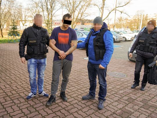 FOTO, FILM: Obława i policyjny pościg na autostradzie A1. Dwa radiowozy rozbite, przestępcy zatrzymani