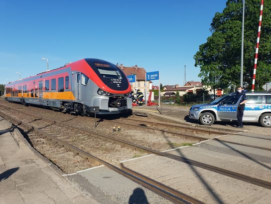 (FOTO, FILM) PILNE: Tragiczny wypadek w Pinczynie. 17-letnia dziewczyna wpadła pod pociąg. Na miejscu pracują śledczy 