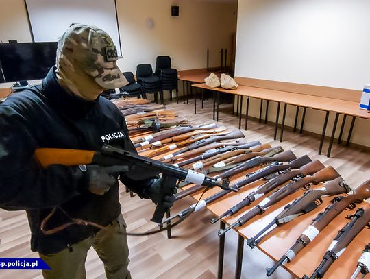 [FOTO, WIDEO] Strzelanina w Straszynie i spektakularna działania CBŚP. Śledczy przejęli 146 sztuk nielegalnej broni palnej