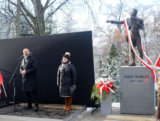 [FOTO] Jeden z najpiękniejszych pomników Józefa Wybickiego odsłonięty w Skarszewach