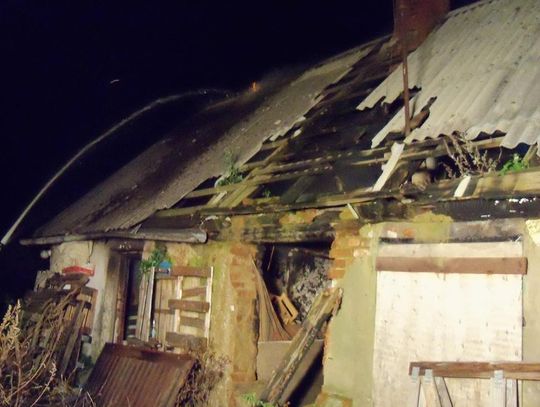 FOTO: Palił się opuszczony budynek. W akcji gaśniczej brało udział 16 strażaków