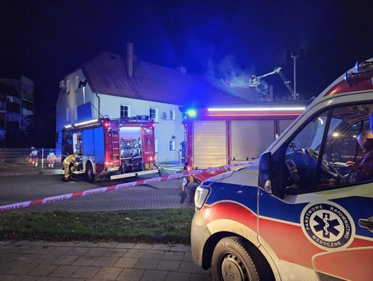 [FOTO] PILNE: Pożar budynku wielorodzinnego przy ulicy Jagiełły. Na miejscu liczne siły i środku straży pożarnej