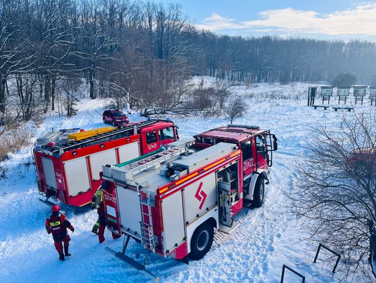 [FOTO] Strażacy ćwiczyli na zamarzniętym jeziorze Kochanka