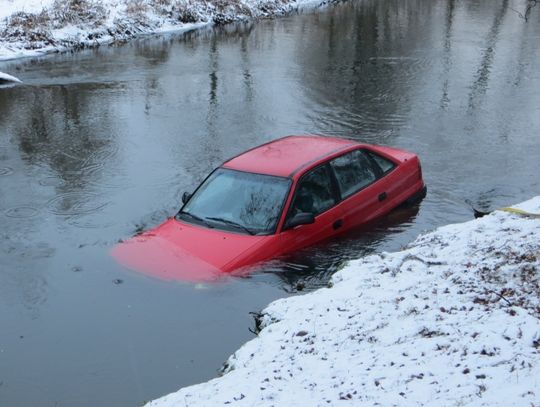 FOTO: Strażacy wyciągali samochód z rzeki!