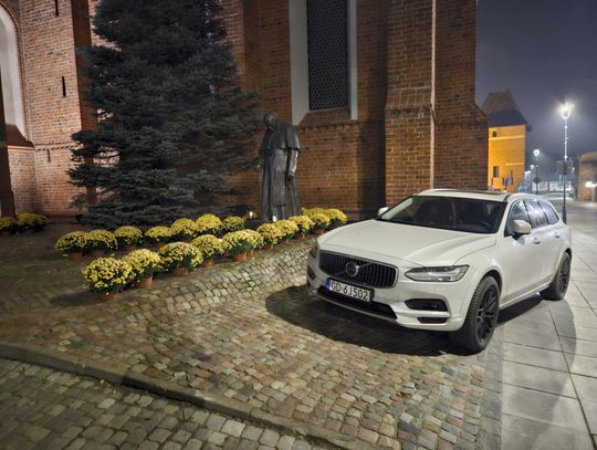 [FOTO, WIDEO] Parkują gdzie chcą i jeżdżą po chodnikach między pieszymi! Rynek - wizytówka miasta czy centralny parking Starogardu?