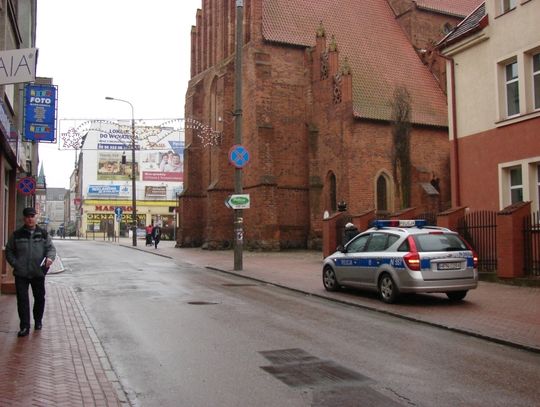 FOTO: Wjechał pod prąd, zniszczył szyld jednego ze sklepów