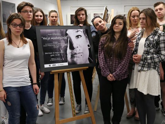 [FOTO] Wystawa prac uczniów słupskiego plastyka w Galerii Teatru Rondo