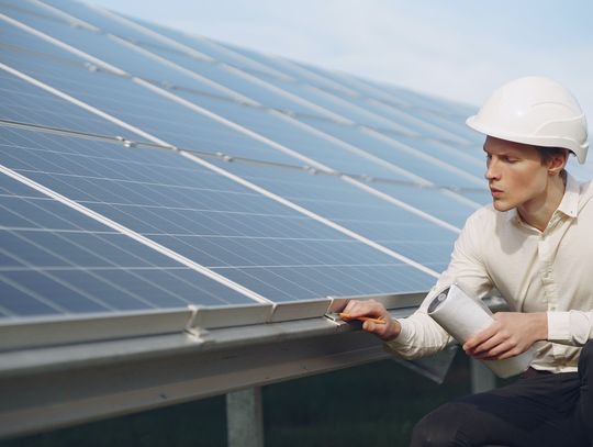 Fotowoltaika dla biznesu, czyli najwyższy czas na zieloną energię w polskich firmach