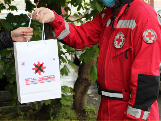 Funkcjonariusze Służby Więziennej poza służbą wspierają osoby, które utraciły pracę w wyniku pandemii koronawirusa