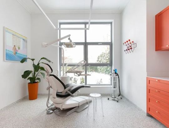 Gabinet stomatologiczny dr Mateusza Zybko w Malborku. Leczenie prowadzone spokojnie i konsekwentnie