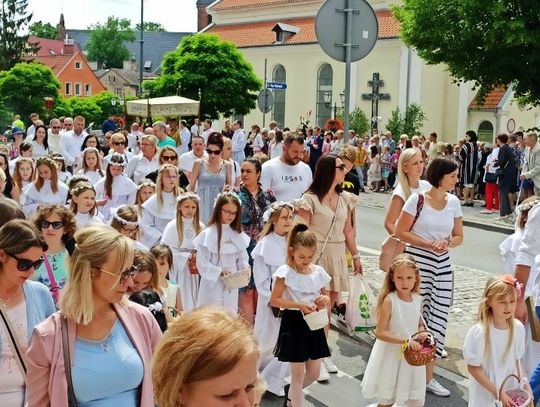  [GALERIA i WIDEO] Uroczystość Najświętszego Ciała i Krwi Chrystusa w Sztumie. Mieszkańcy tłumnie uczestniczyli w procesji