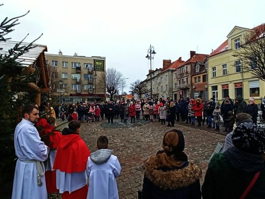 [GALERIA ZDJĘĆ] !! Orszak Trzech Króli tradycyjnie wyruszył z kościoła pw. Św. Anny. Sztumianie z kolędami na ustach pokłonili się Dzieciątku