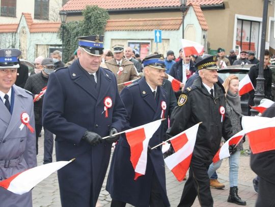 [GALERIA ZDJĘĆ, WIDEO] Tak tczewianie uczcili Narodowe Święto Niepodległości. Kwiaty, znicze i przemówienia na 11 Listopada 2021