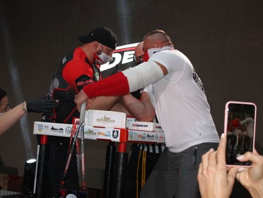 [GALERIA ZDJĘĆ] XXI Mistrzostwa Polski w Armwerestlingu na Zamku w Gniewie. Zobaczyliśmy utytułowanych, znanych siłaczy!