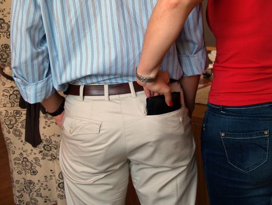 Gangi w akcji. Jak uniknąć kradzieży kieszonkowej?