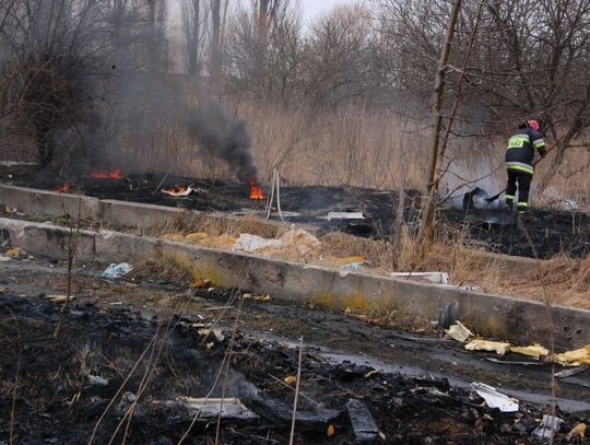 Gęsty, czarny dym nad Kwiatową. Głupota przyczyną podpaleń?