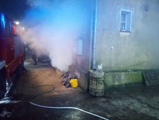 Gęsty dym wydobywał się drzwiami i oknami. Strażacy ewakuowali mieszkańców