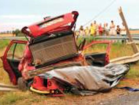 Golfem wprost pod autobus. Zginął 17-letni chłopak