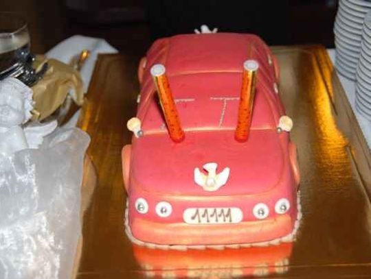 Gorzko po weselnym torcie. Różowy samochód osobowy zamiast białej limuzyny...