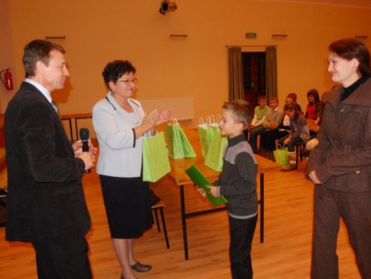 Gratulacje dla młodych i zdolnych. Nagrodziliśmy 16. czołowych uczniów