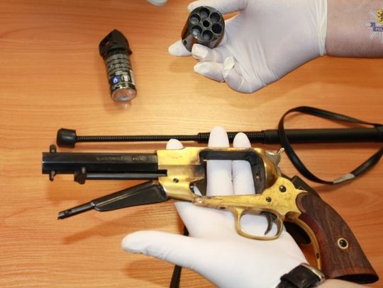 Groził ekspedientce rewolwerem