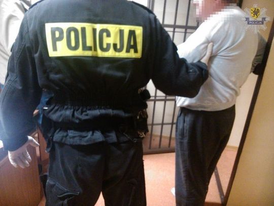 Groził gospodarzowi bronią palną, zatrzymała go policja