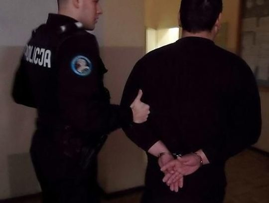 Grozili mieszkańcom nożem, obrabowali mieszkanie