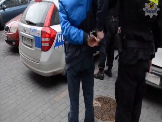 Grozili porwaniem dziecka i podpaleniem auta