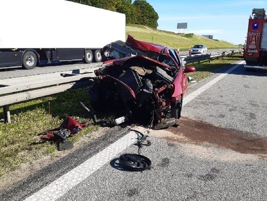 Groźna kraksa na autostradzie. Zderzyły się ciężarówka i auto osobowe